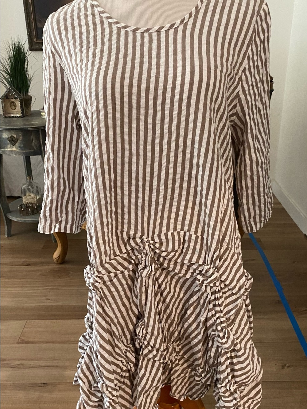 Artsy seersucker dress/tunic by Tulip. Circle puckered detail from hip L 25.00